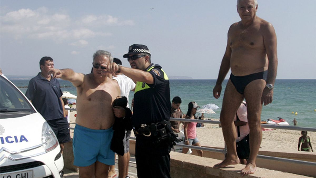 Un policía indica a unos turistas en Mallorca