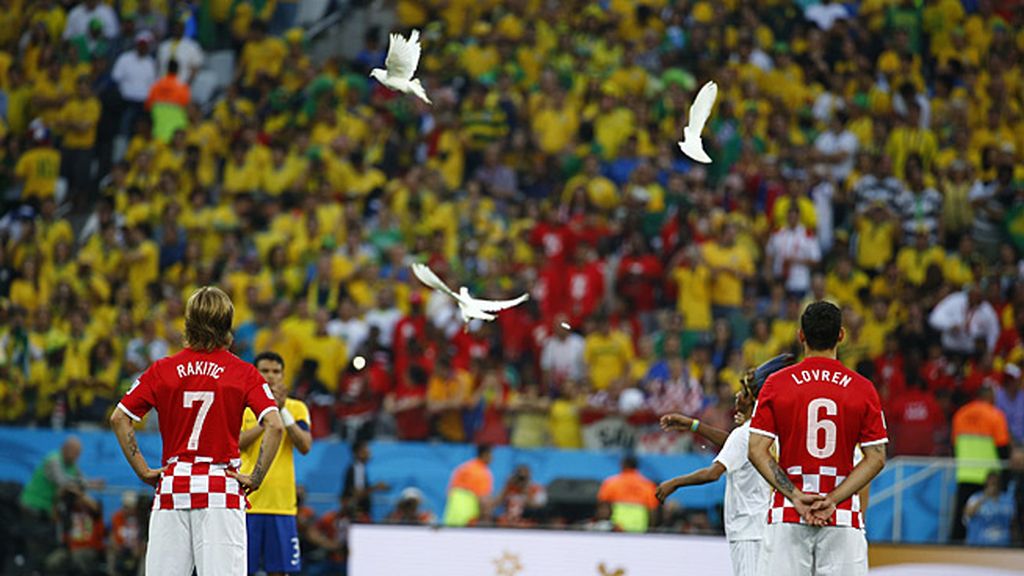 Tres palomas volaron en Sao Paulo antes de dar inicio al Mundial