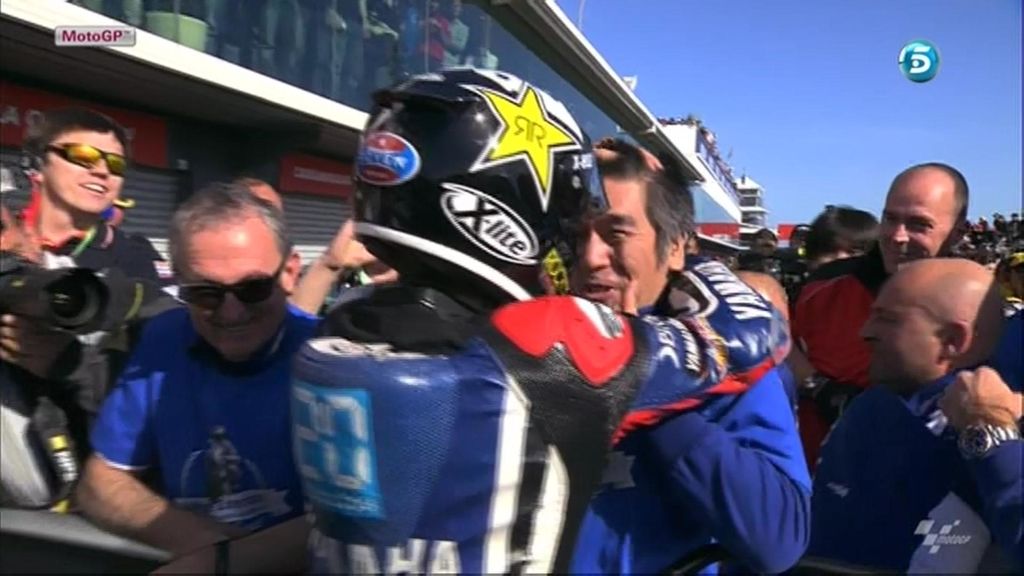 Jorge Lorenzo se abraza al jefe de Yamaha
