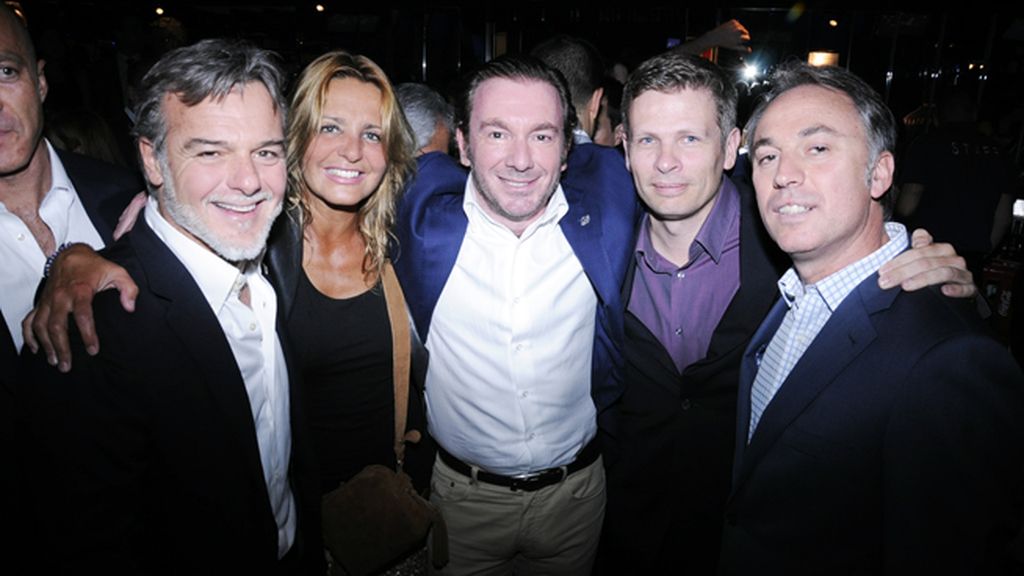 Giuseppe Silvestroni, Ana Bustamante y Salvatore Chiriatti junto a otros invitados