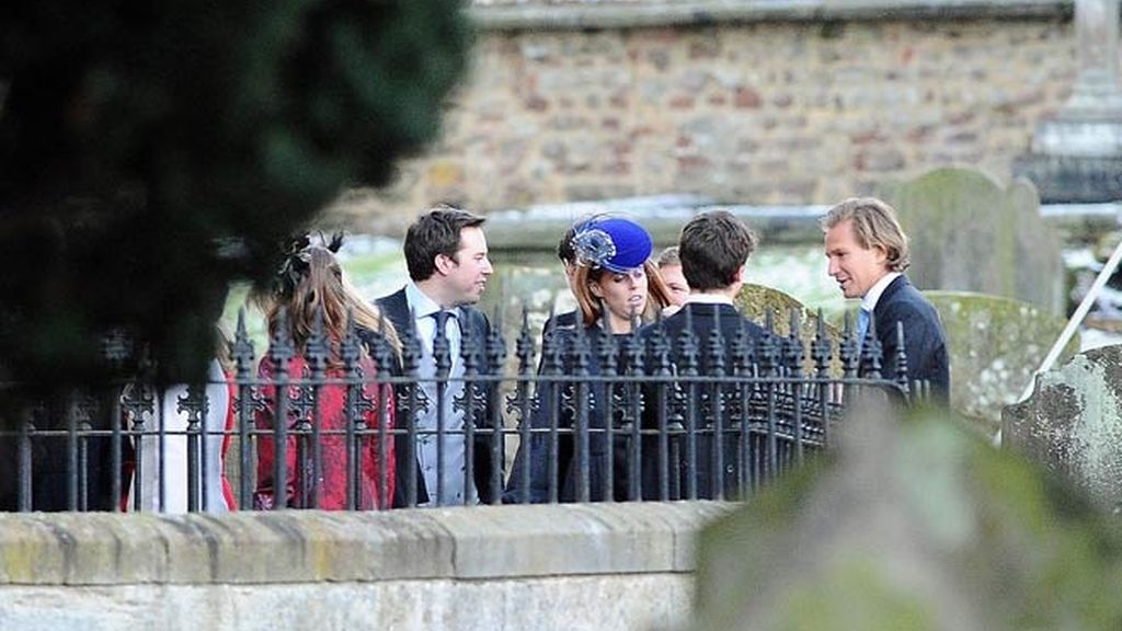 El Príncipe Guillermo y Kate Middleton toman nota en la boda de unos amigos