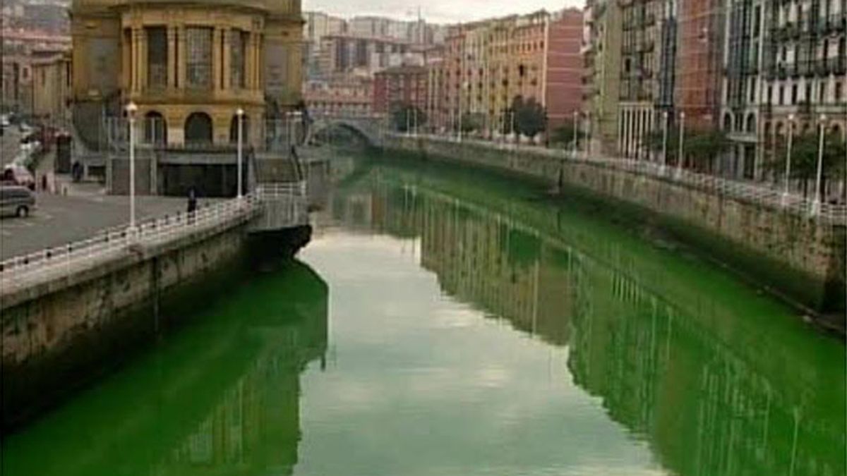 Los ríos se tiñen de verde en el País Vasco