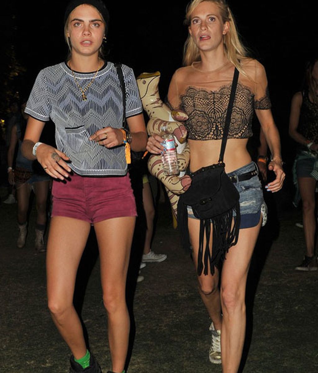 Las hermanas Cara y Poppy Delevingne con shorts y 'sneakers'