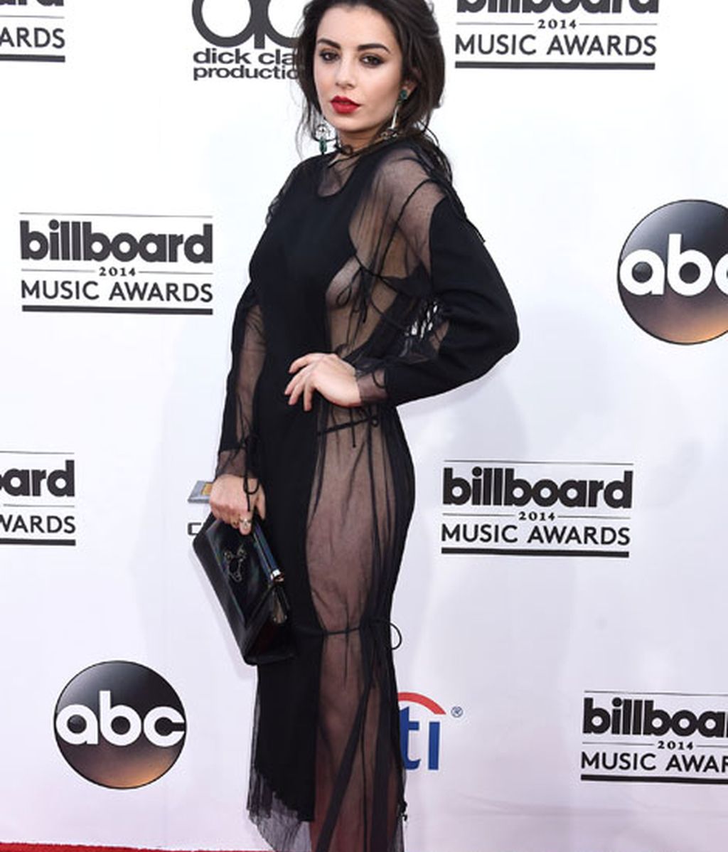 Charli XCX con exceso de transparencias