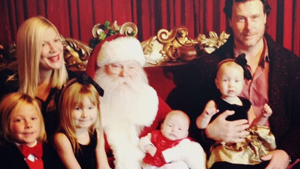 Tory Spelling con su familia y Santa