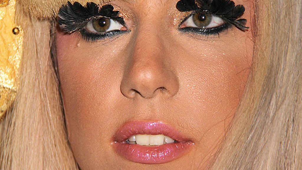 Lady Gaga se atreve con las pestañas de plumas