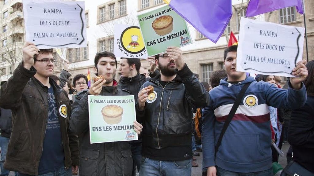 Manifestantes en favor de la República, la independencia y en contra de la monarquía