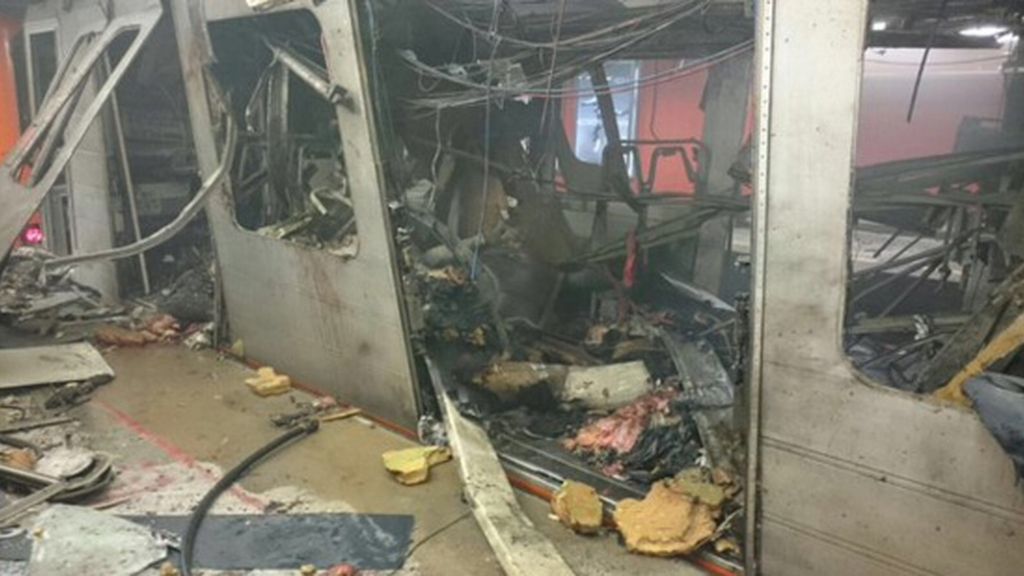 Interior de uno de los vagones del metro de Bruselas tras la explosión