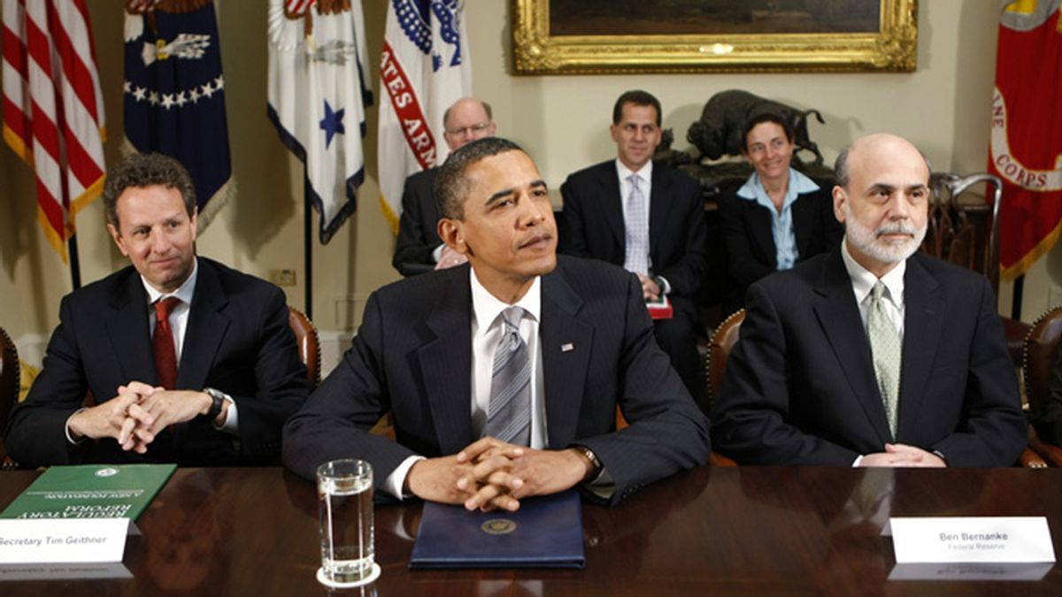 Obama flanquedao por Tim Geithner y Ben Bernanke
