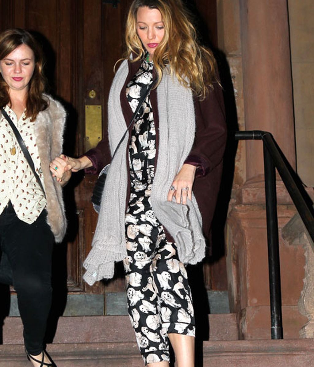 De gala, con abrigo étnico, con su chico, de blanco...