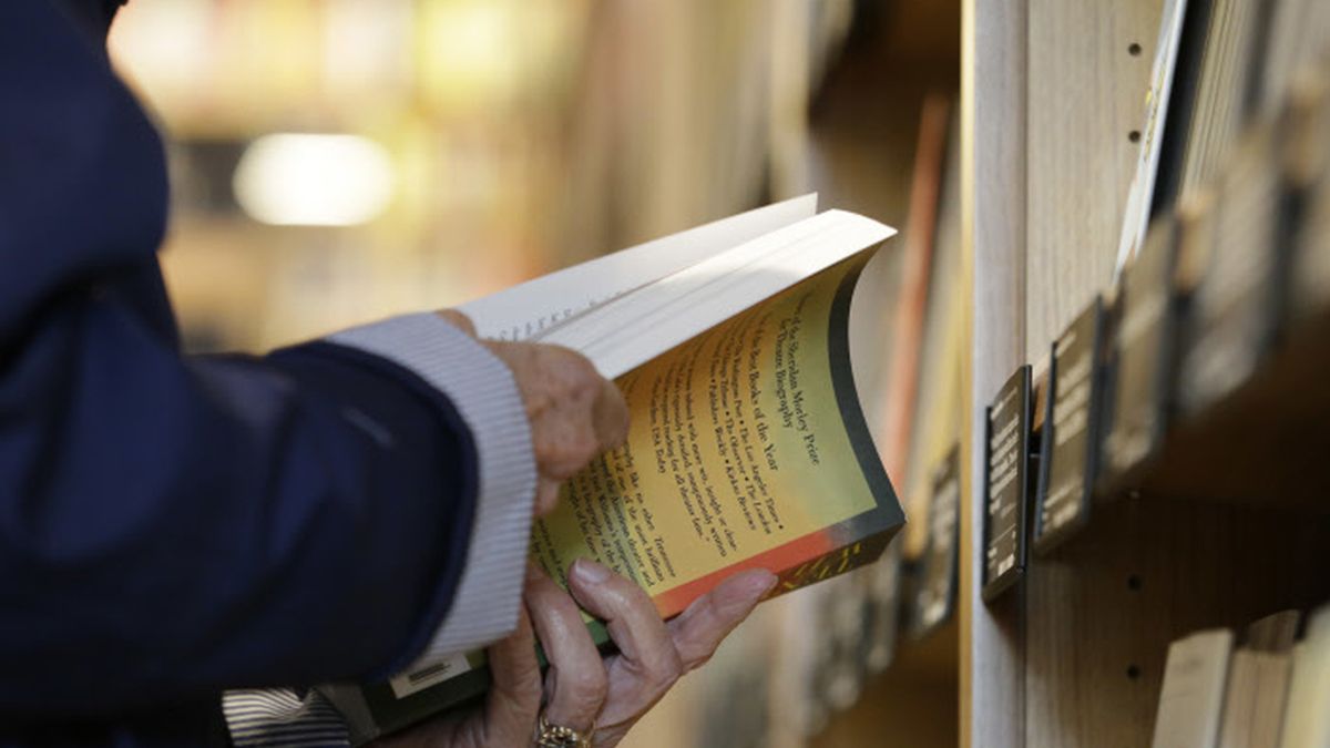 Señora con un libro