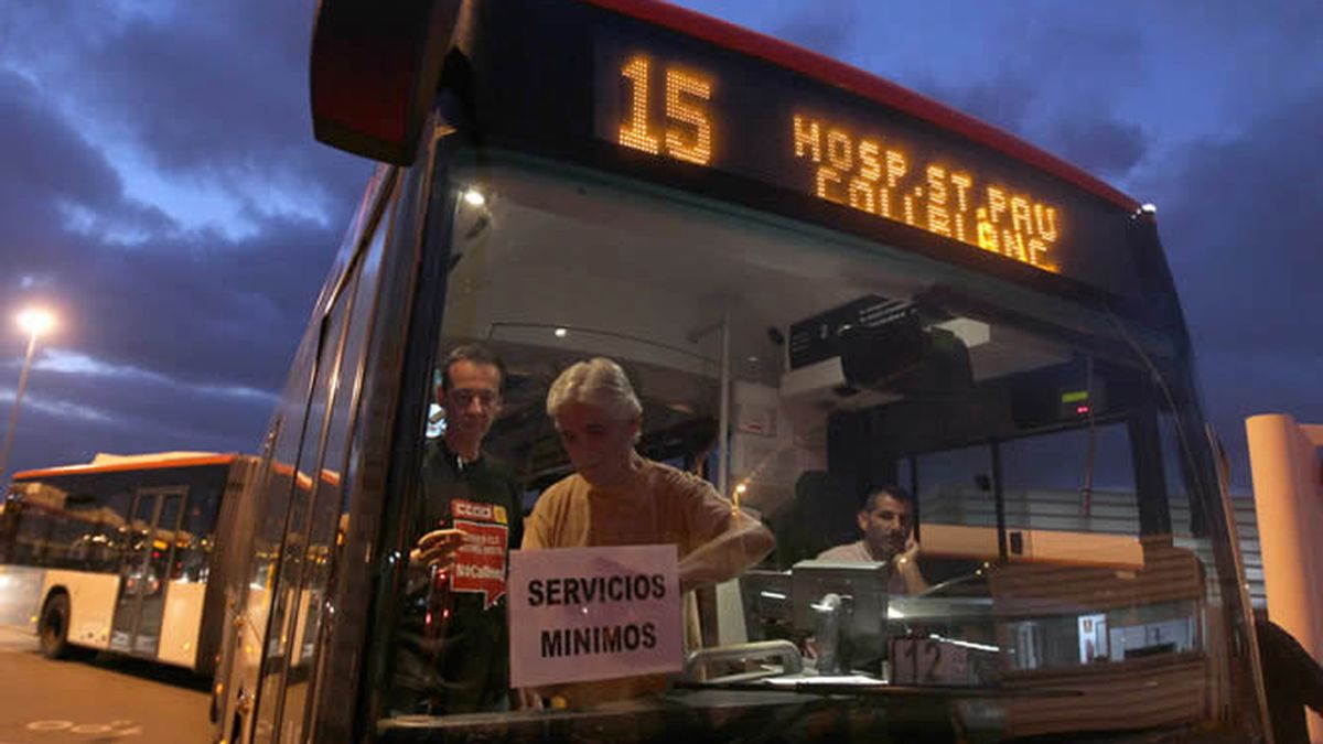 Un autobús sale de las cocheras en Barcelona durante una jornada de huelga