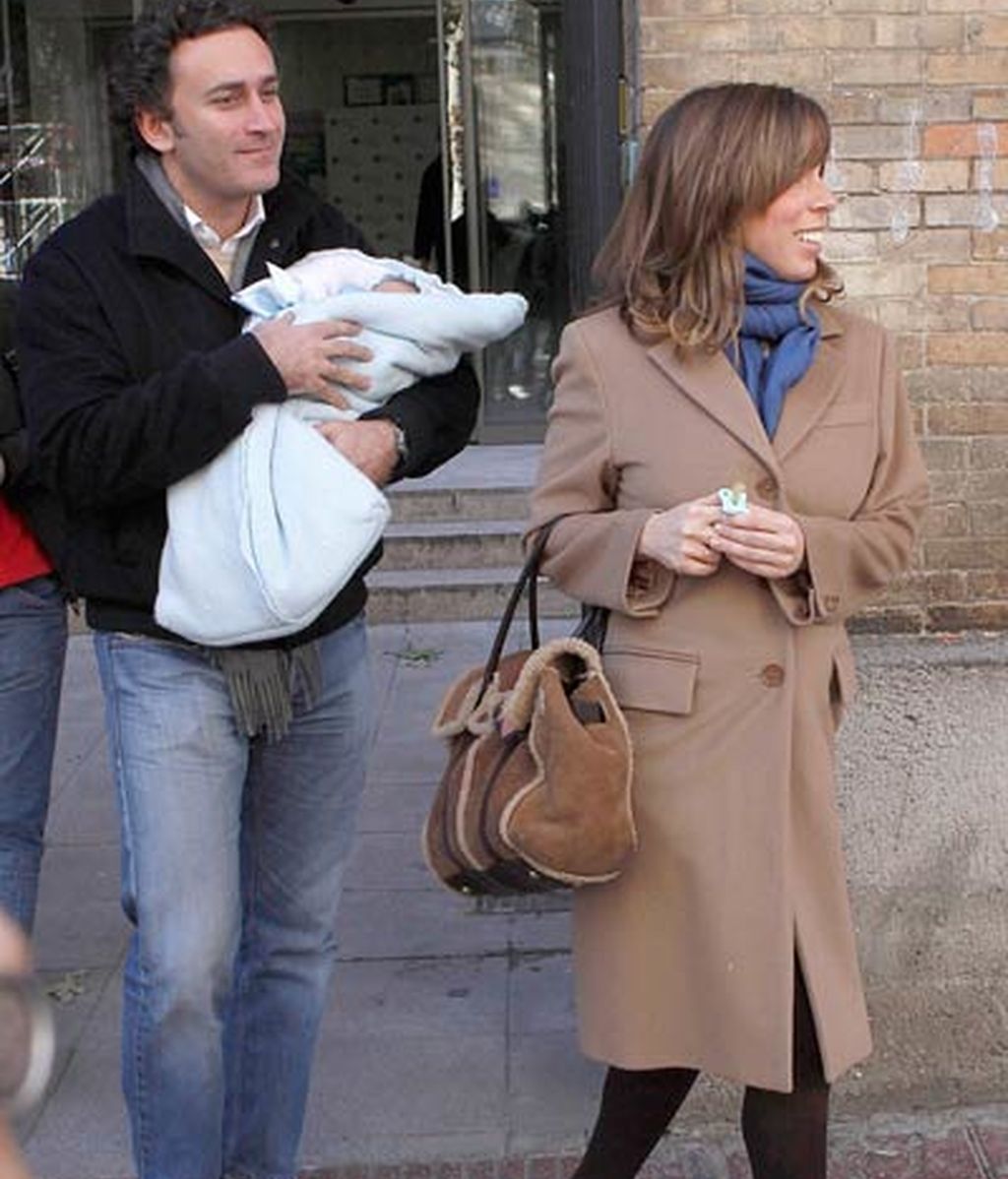 Ana y Alejandro presentan a Alonso, el último miembro del clan Aznar