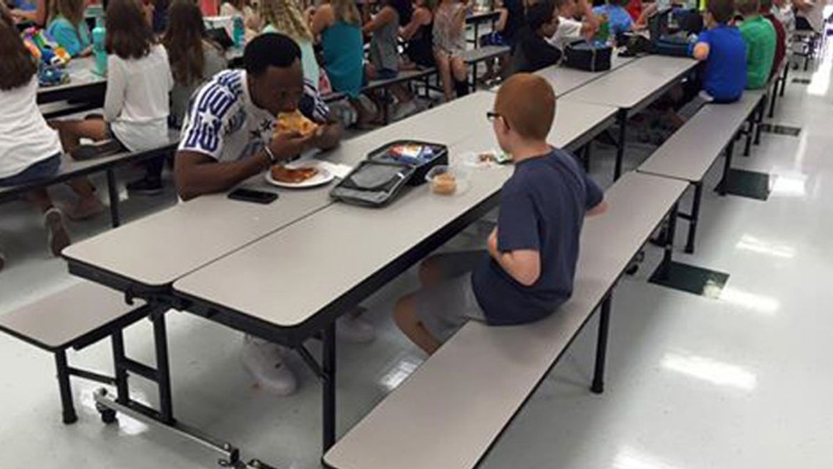El emotivo gesto viral de un deportista al acompañar en el almuerzo a un niño autista