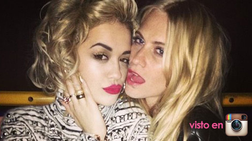 Las Delevingne se comen a besos a Sienna Miller y a sus otras amigas