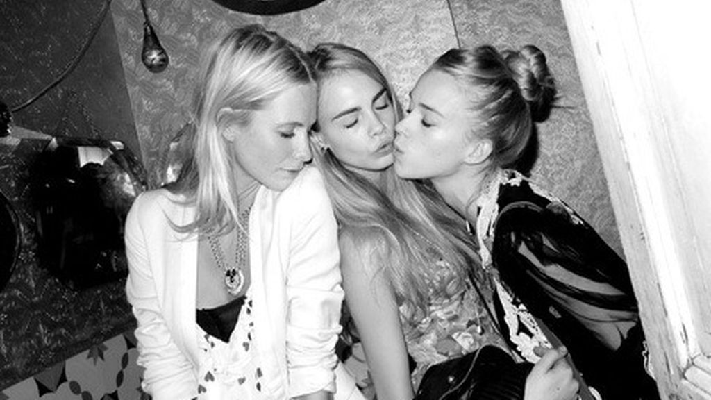 Las Delevingne se comen a besos a Sienna Miller y a sus otras amigas