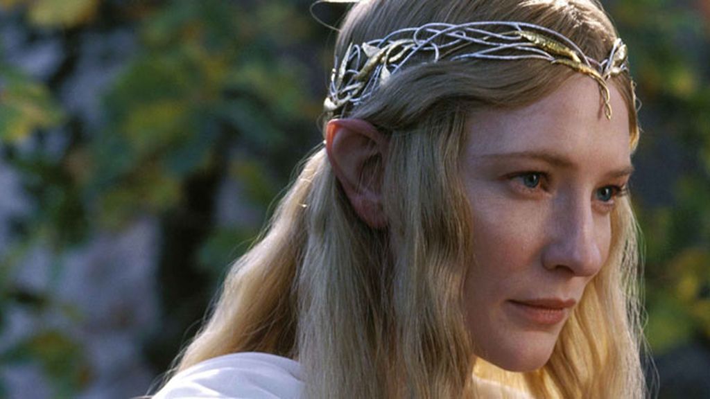 Se corta las orejas para parecer una Elfa