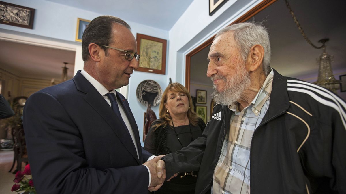 Hollande conversa con Fidel Castro y le describe como "un hombre que hizo historia"