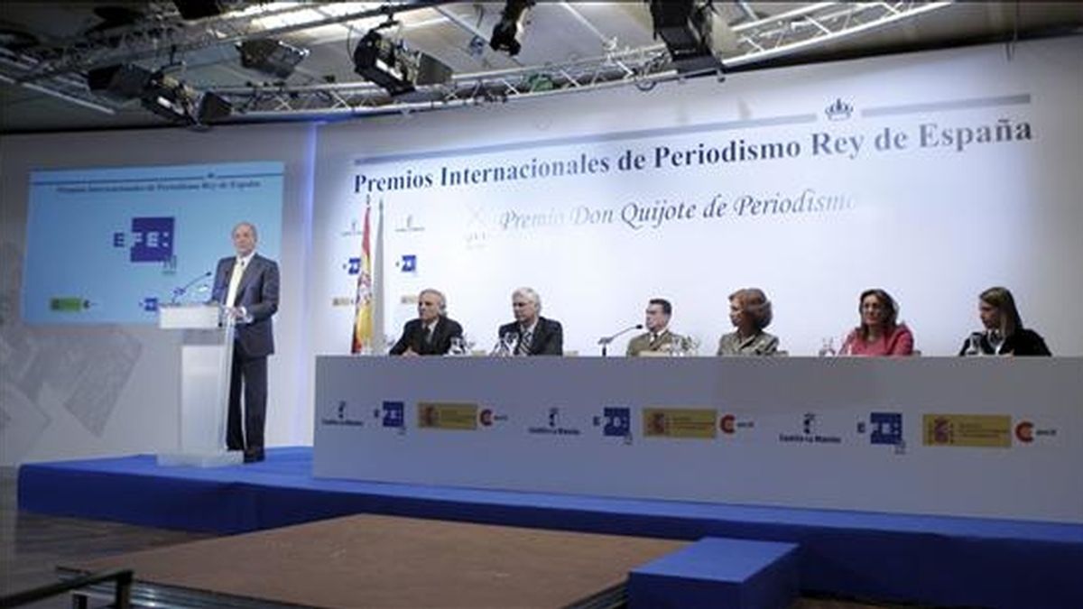 El rey Juan Carlos durante su intervención en la entrega de los Premios Internacionales de Periodismo Rey de España, en su XXVI edición, en un acto celebrado hoy en la Casa de America de Madrid. EFE