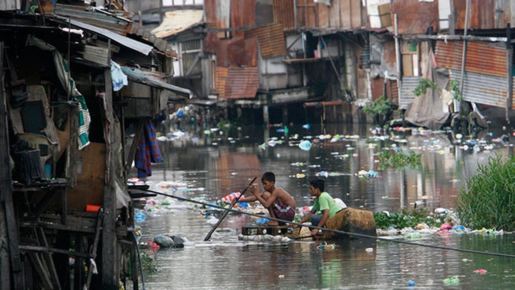 Niños filipinos nadan entre miles de desperdicios para sobrevivir