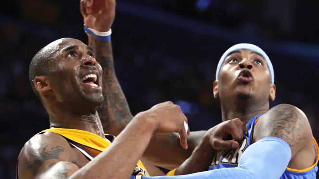 Kobe Bryant pugna por la posición con Carmelo Anthony