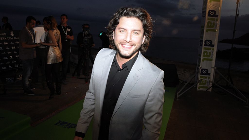 Manu Carrasco fue uno de los cantantes que más pasiones levantó al pisar la alfombra verde