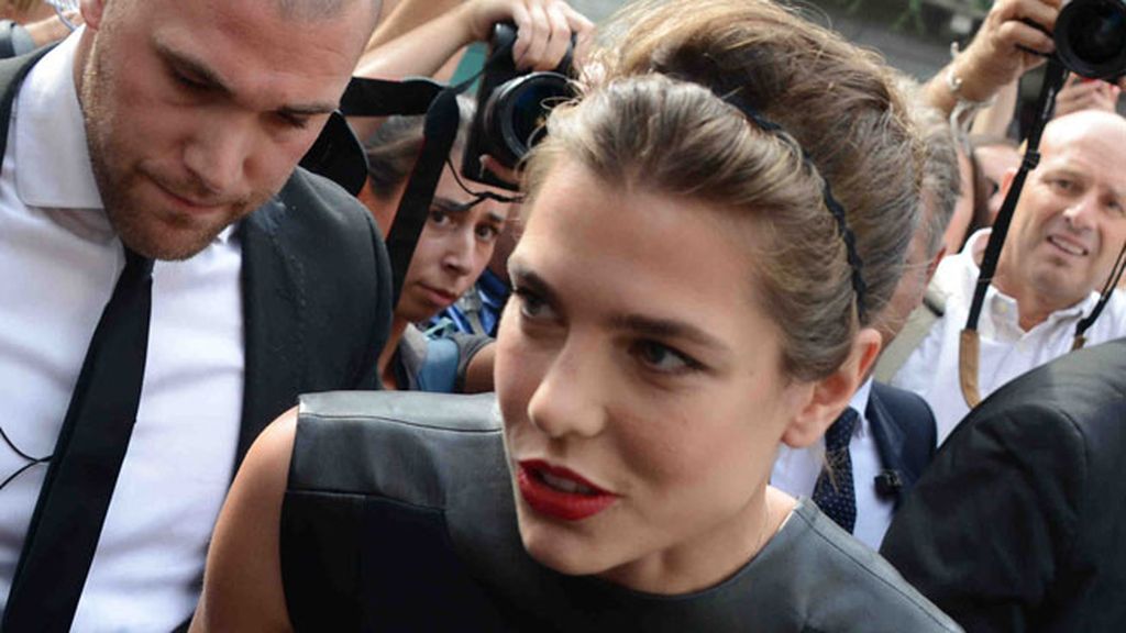 Recogido también 'old style' con diadema, y labios rojo pasión, el color del otoño