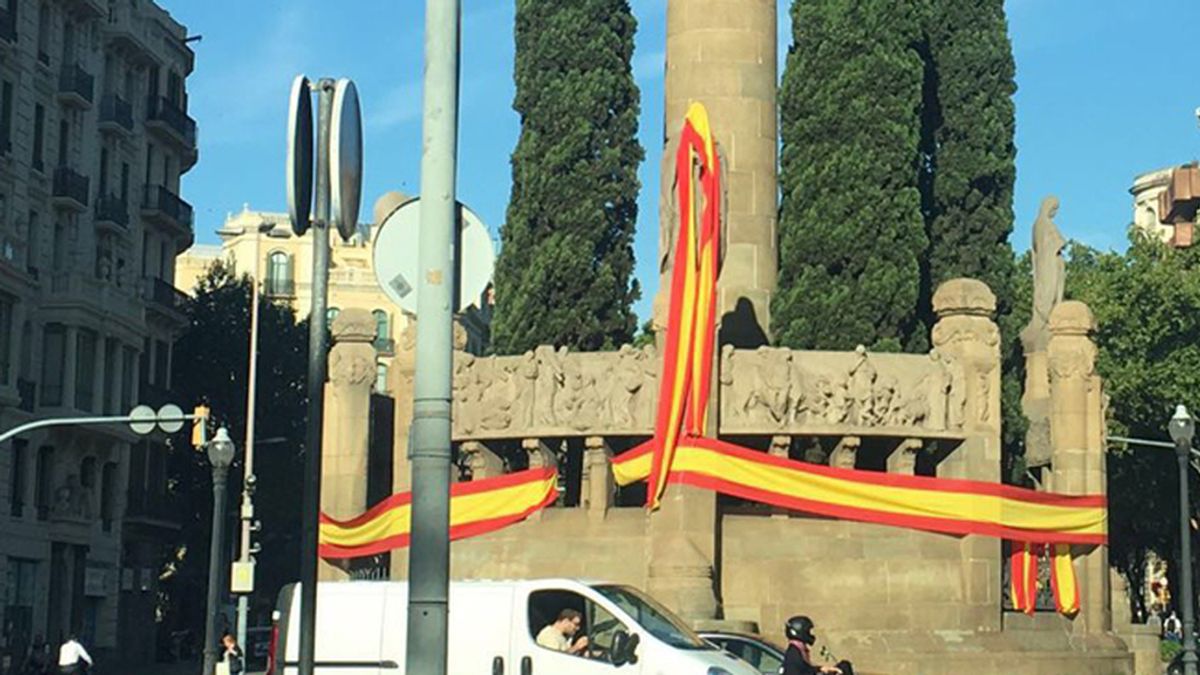 Monumentos de Barcelona con banderas españolas