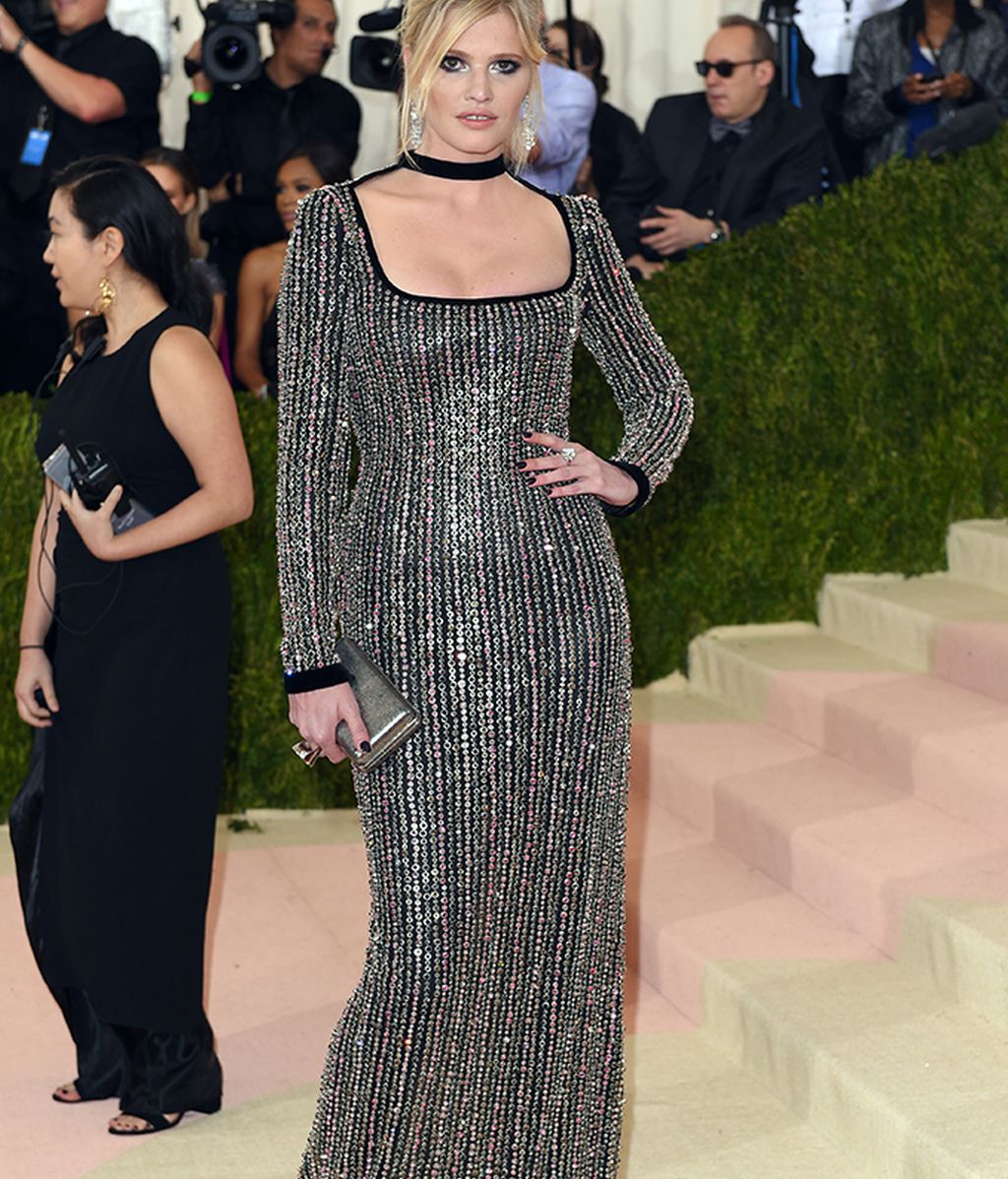 Lara Stone con vestido de Tom Ford