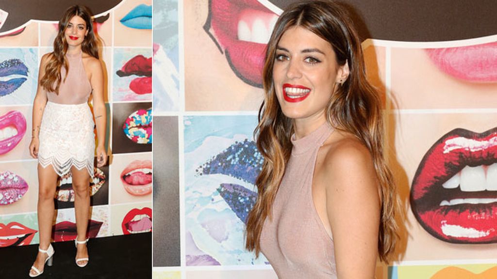 Aida Domenech, Dulceida, con falda blanca y top 'nude'