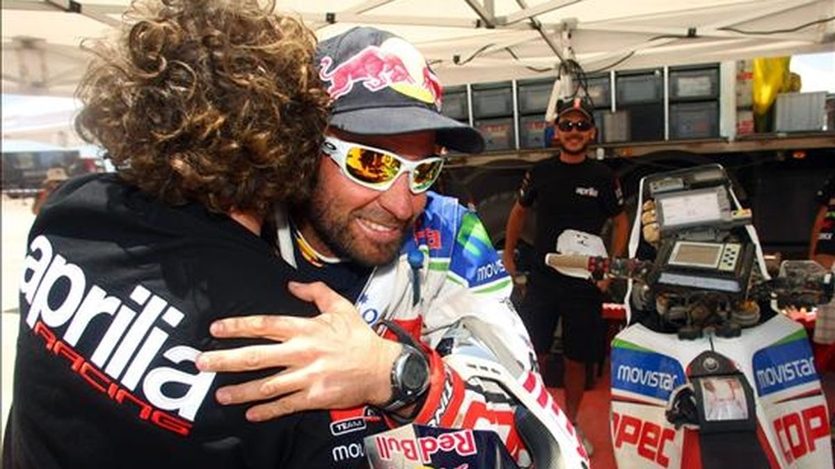 El piloto chileno Francisco López saluda a sus técnicos al llegar al campamento del Rally Dakar 2011 y después de ganar la séptima etapa del certamen entre Arica y Antofagasta (Chile). EFE