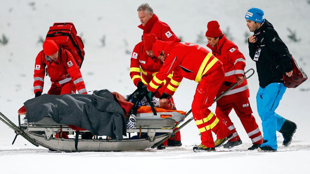 Alarmante caída de Simon Amman, campeón olímpico de esquí
