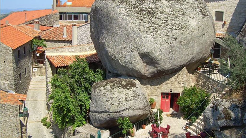 Casas y pueblos construidos bajo las piedras