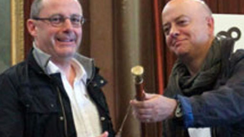 El nuevo alcalde de San Sebastián, Juan Karlos Izagirre (izda), de Bildu, recibe el bastón de mando de manos del hasta ahora primer edil, Odón Elorza, del PSE/EE, en el pleno de constitución del Ayuntamiento.