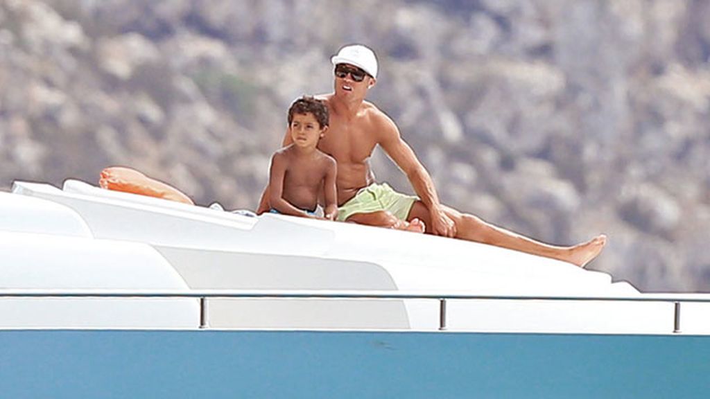 Cristiano Ronaldo navega con su hijo en Ibiza