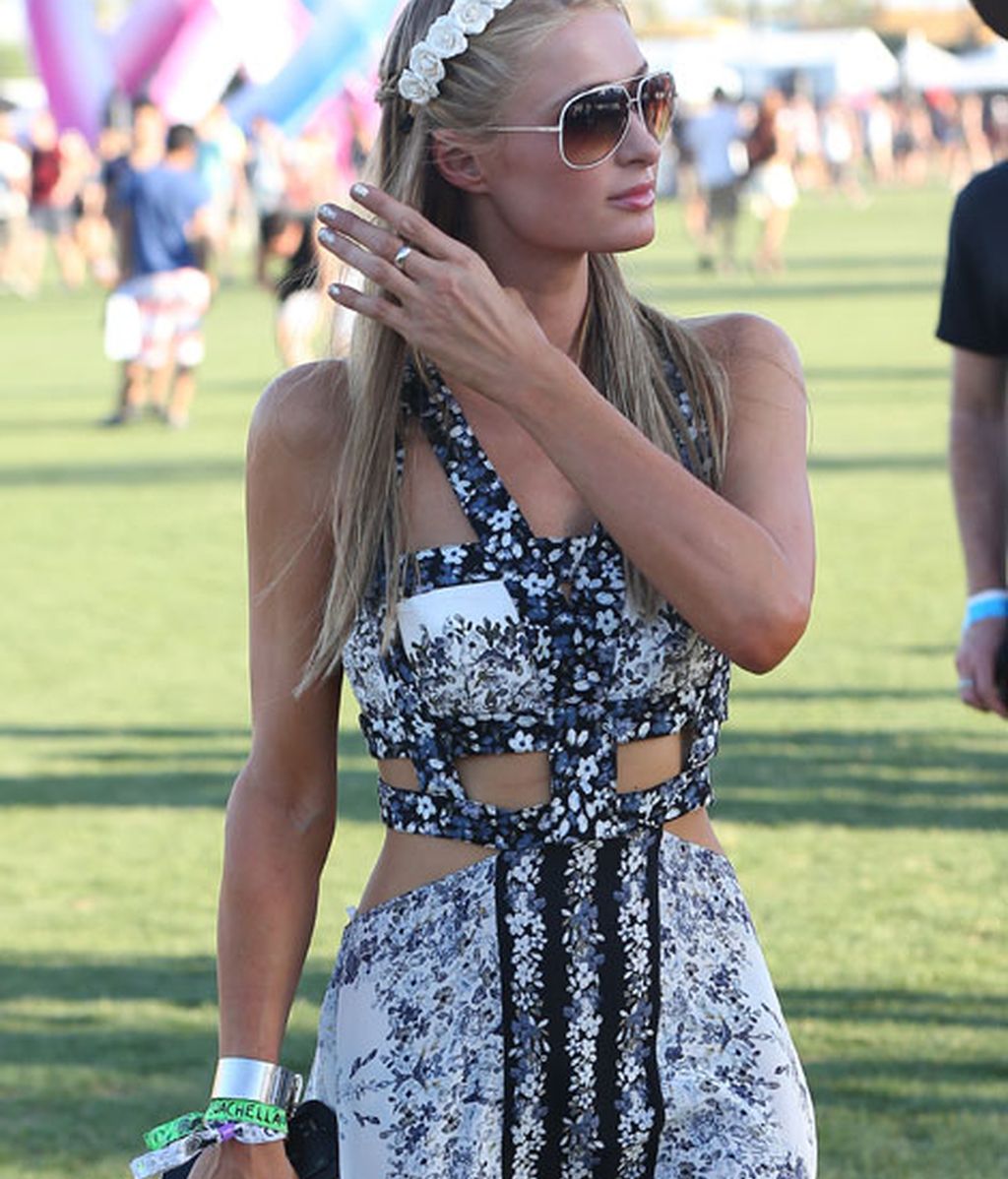 Paris Hilton con tocado de flores blancas