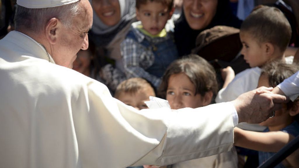 Refugiados dan la bienvenida al Papa en Lesbos