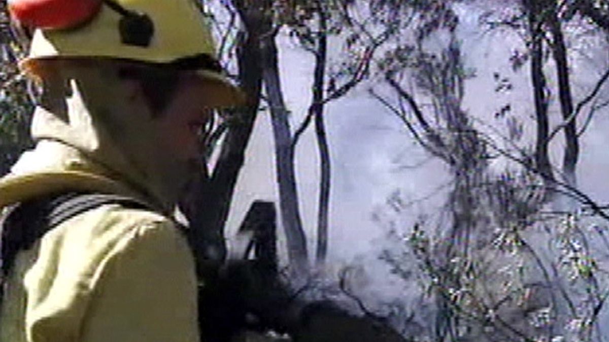 Un bombero extinguiendo fuego