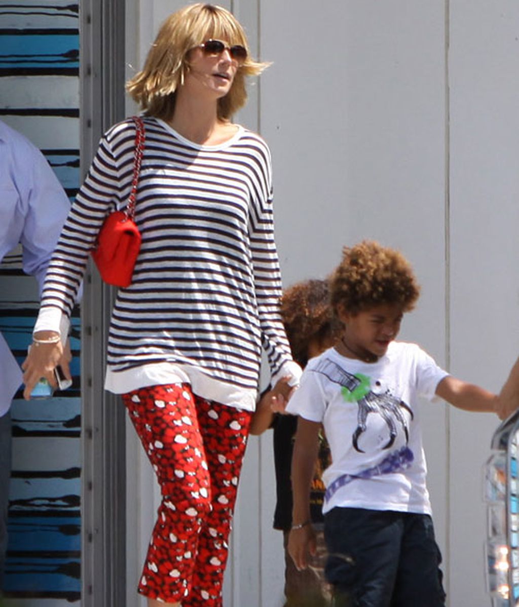 Pantalones de flores para recibir la primavera