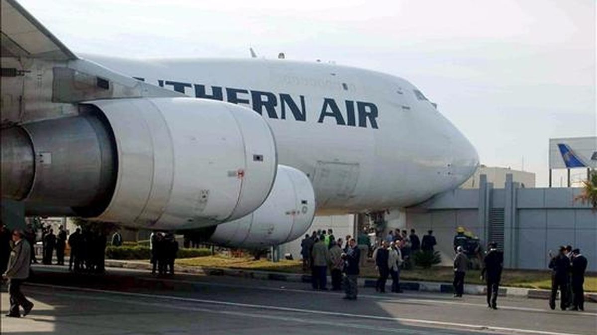 Un avión hace escala en el aeropuerto de El Cairo (Egipto). EFE/Archivo