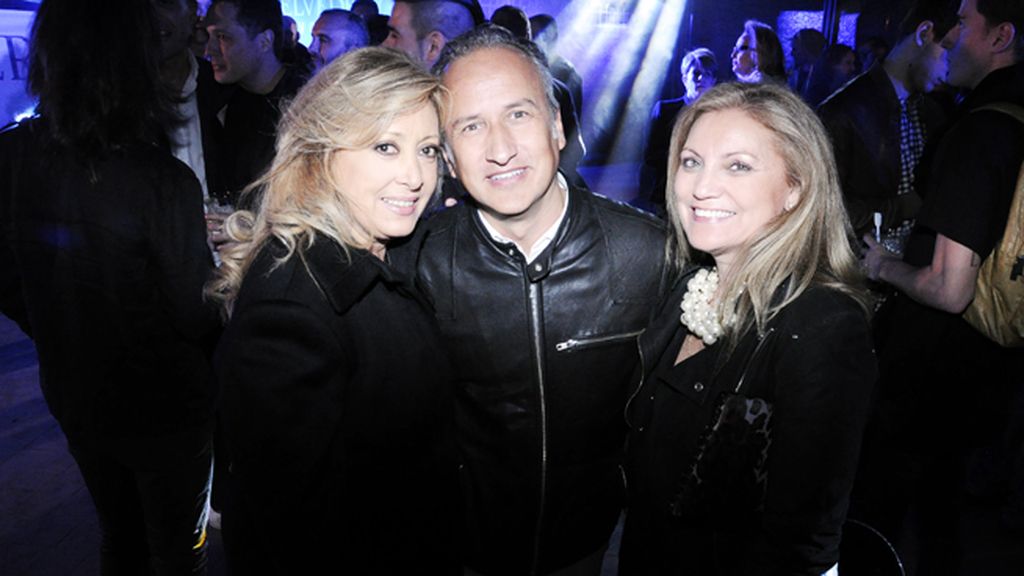 La cantante del grupo Baccara, María Mendiola, junto a Alfonso Llopart y Marisa