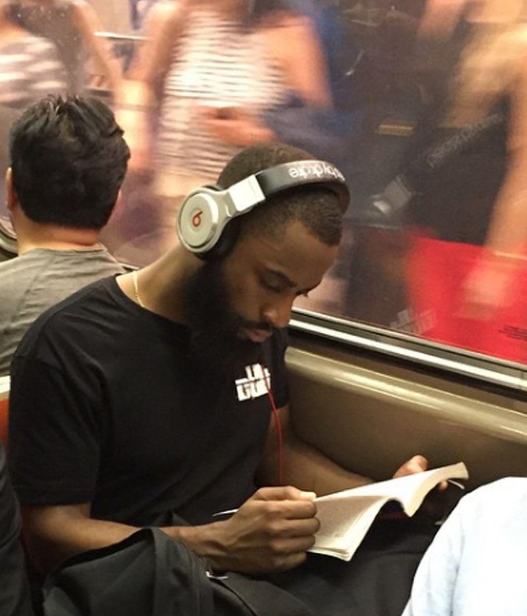 La moda de los 'Hot Dudes Reading' que arrasa en las redes