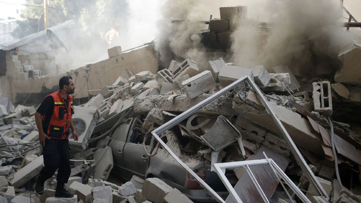 Las ruinas humeantes en Gaza tras los bombardeos israelíes
