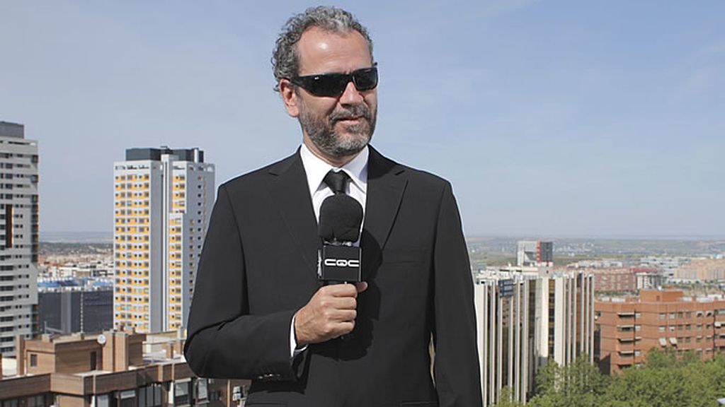 El actor asiste a la final de la Copa del Rey entre el Atlético de Madrid y el Sevilla y da buena cuenta de su desparpajo como reportero de negro