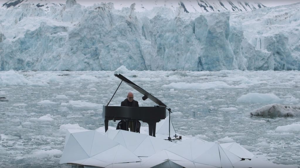 El pianista Ludovico Einaudi en medio del Ártico