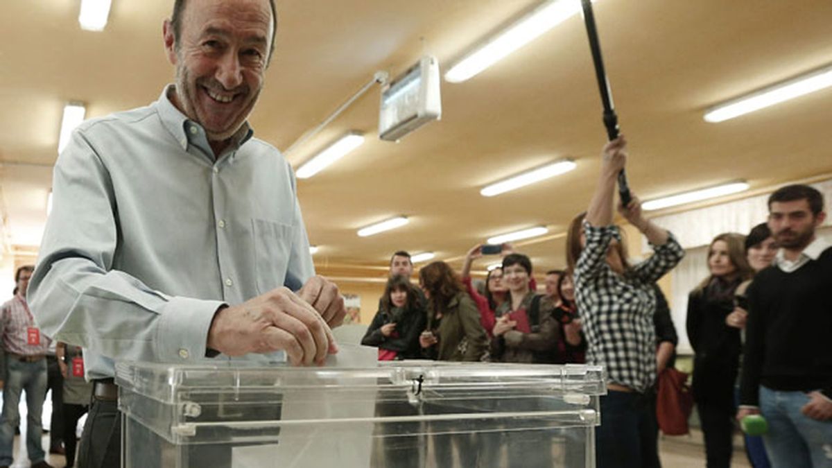 Rubalcaba deposita su voto en Madrid