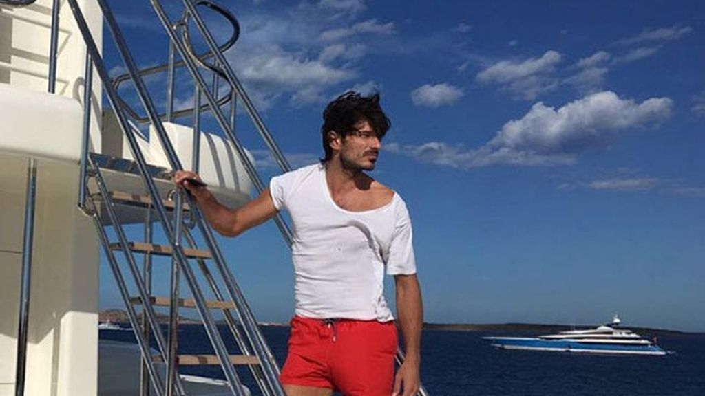 El actor y modelo Andrés Velencoso navegando de lo más pensativo
