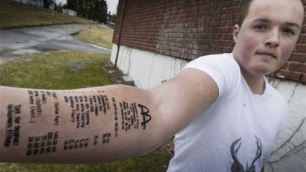 Se tatúa el ticket de McDonald´s en el brazo como castigo de sus amigos
