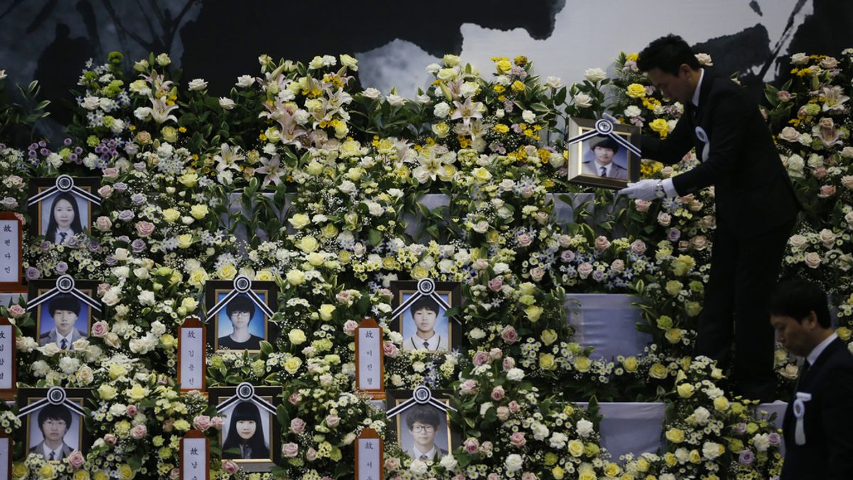 Aumentan a 242 los fallecidos confirmados por el hundimiento del ferry 'Sewol'