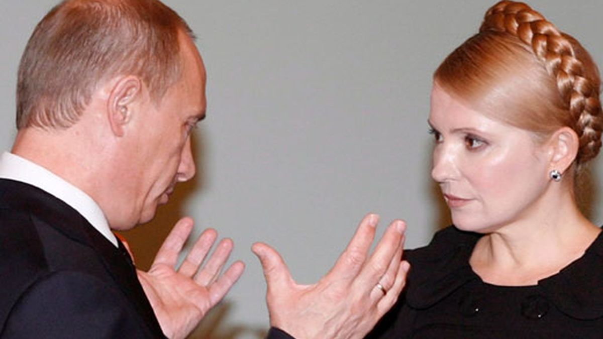 El primer ministro ruso Vladimir Putin y la primera ministra ucraniana Yulia Timoshenko,  antes del comienzo de su encuentro en Moscú donde se ha resuelto el conflicto de suministro del gas a Europa. Foto EFE